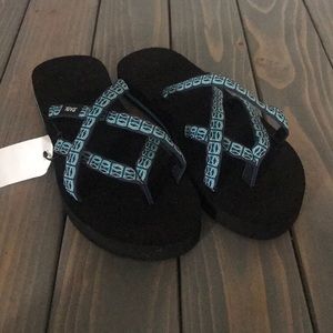 NWT- TEVA sandals SIZE 6-6.5